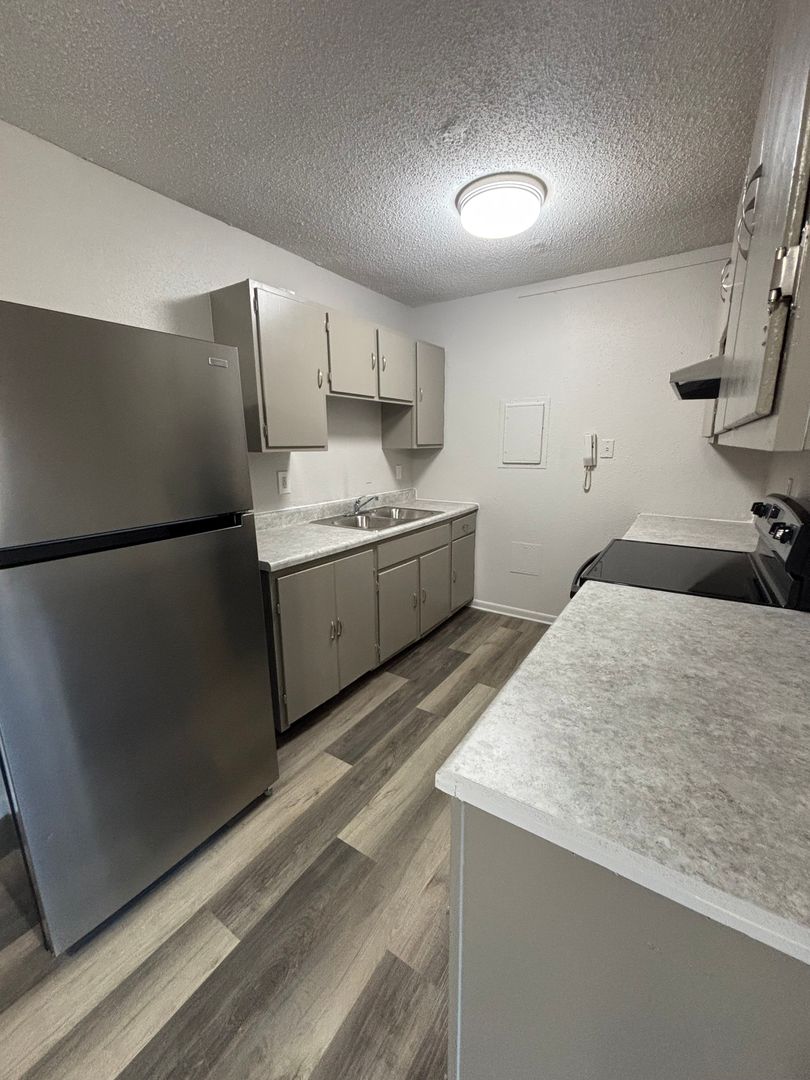 Waterloo Apartment: 405 W Donald St