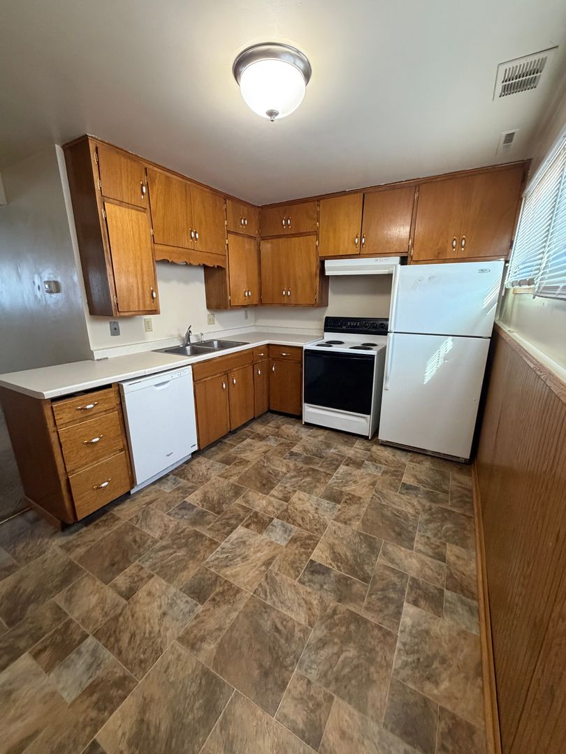 Rochester Apartment: 1892 - 1898 20th St NW