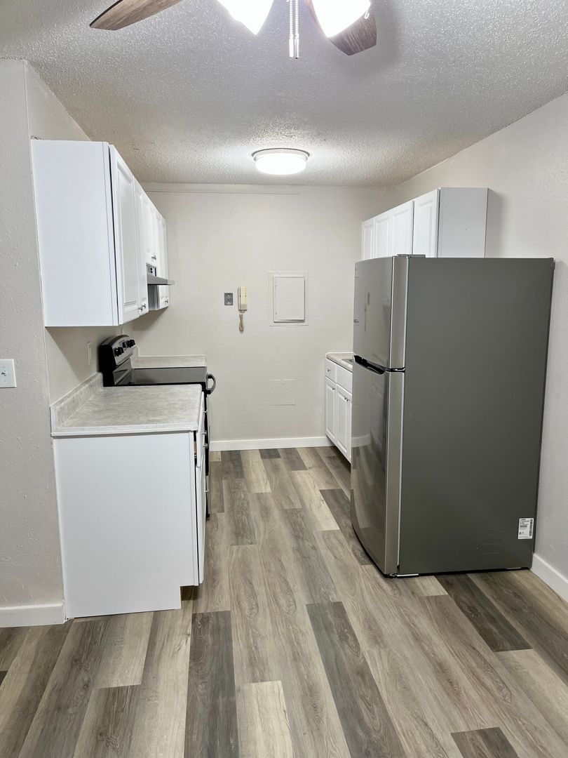 Waterloo Apartment: 405 W Donald St