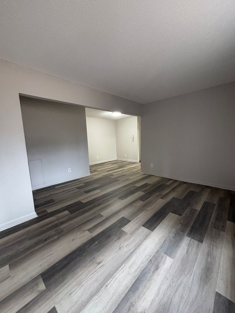 Waterloo Apartment: 405 W Donald St