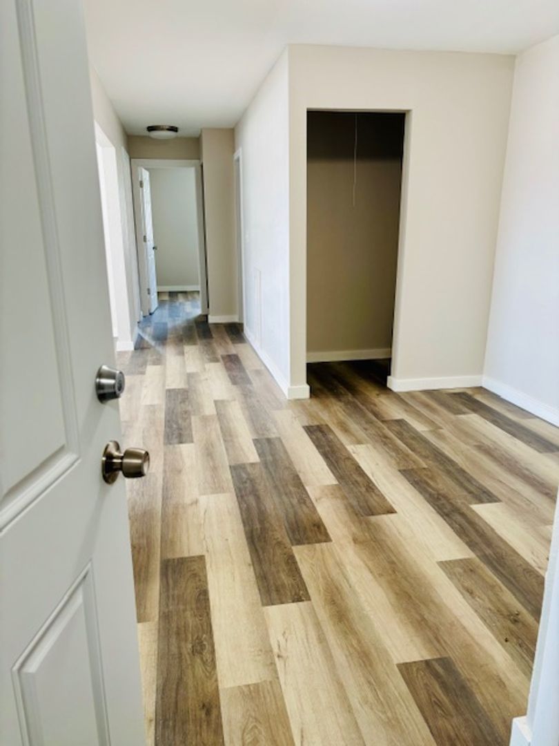 Waterloo Apartment: 405 W Donald St