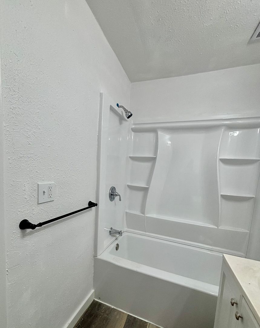 Waterloo Apartment: 405 W Donald St