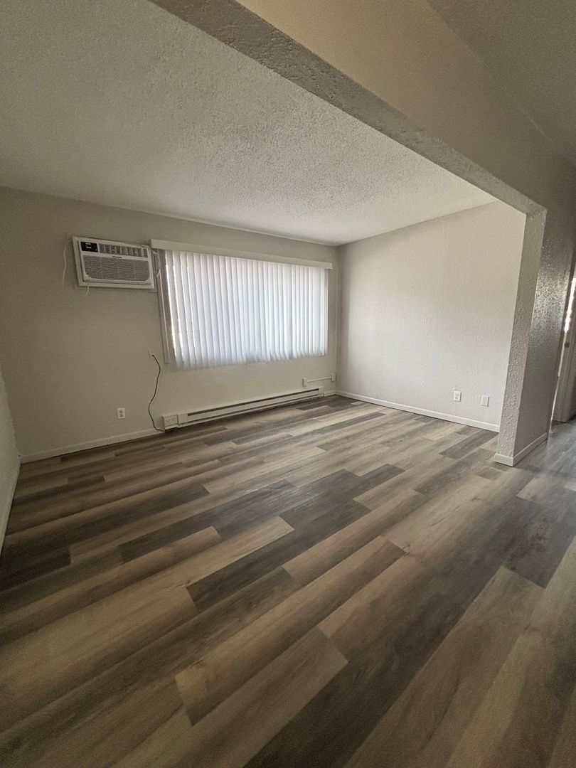 Waterloo Apartment: 405 W Donald St