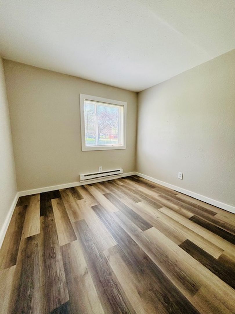 Waterloo Apartment: 405 W Donald St