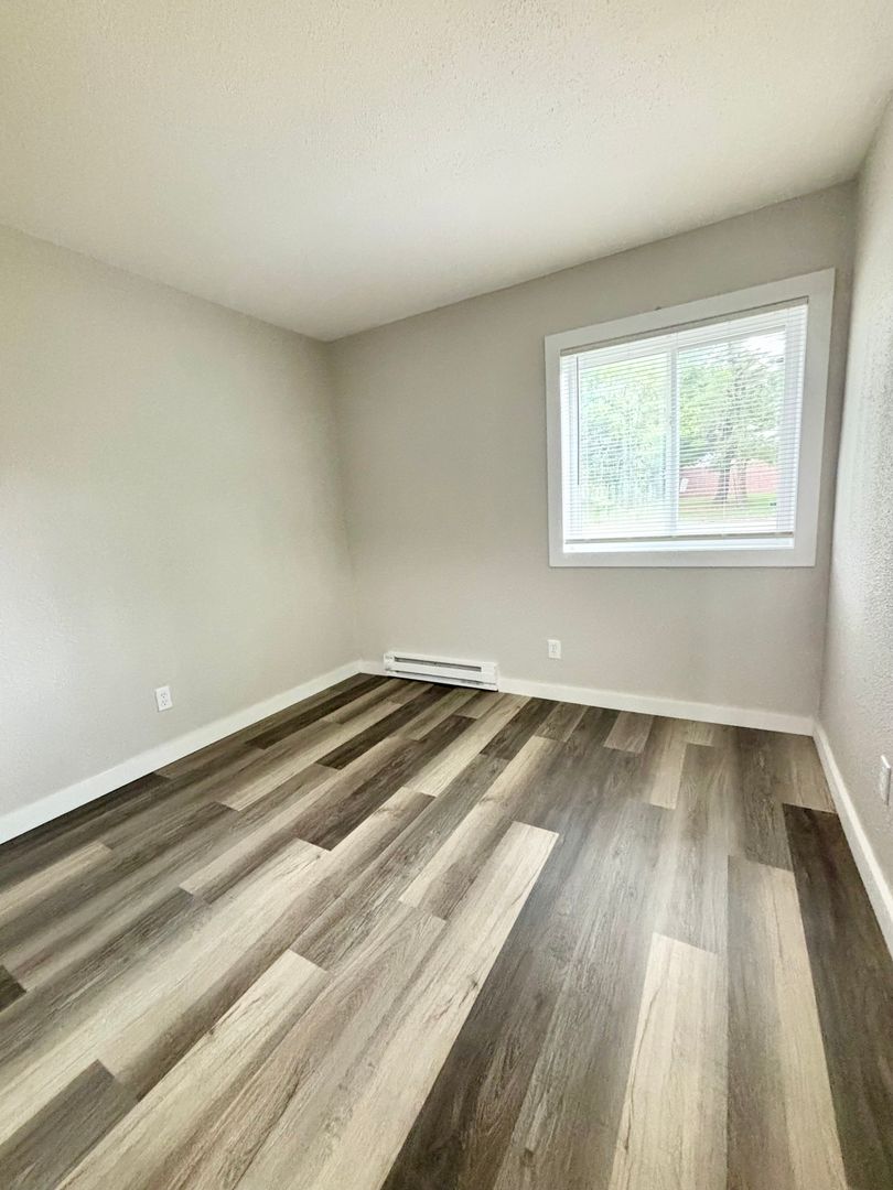 Waterloo Apartment: 405 W Donald St