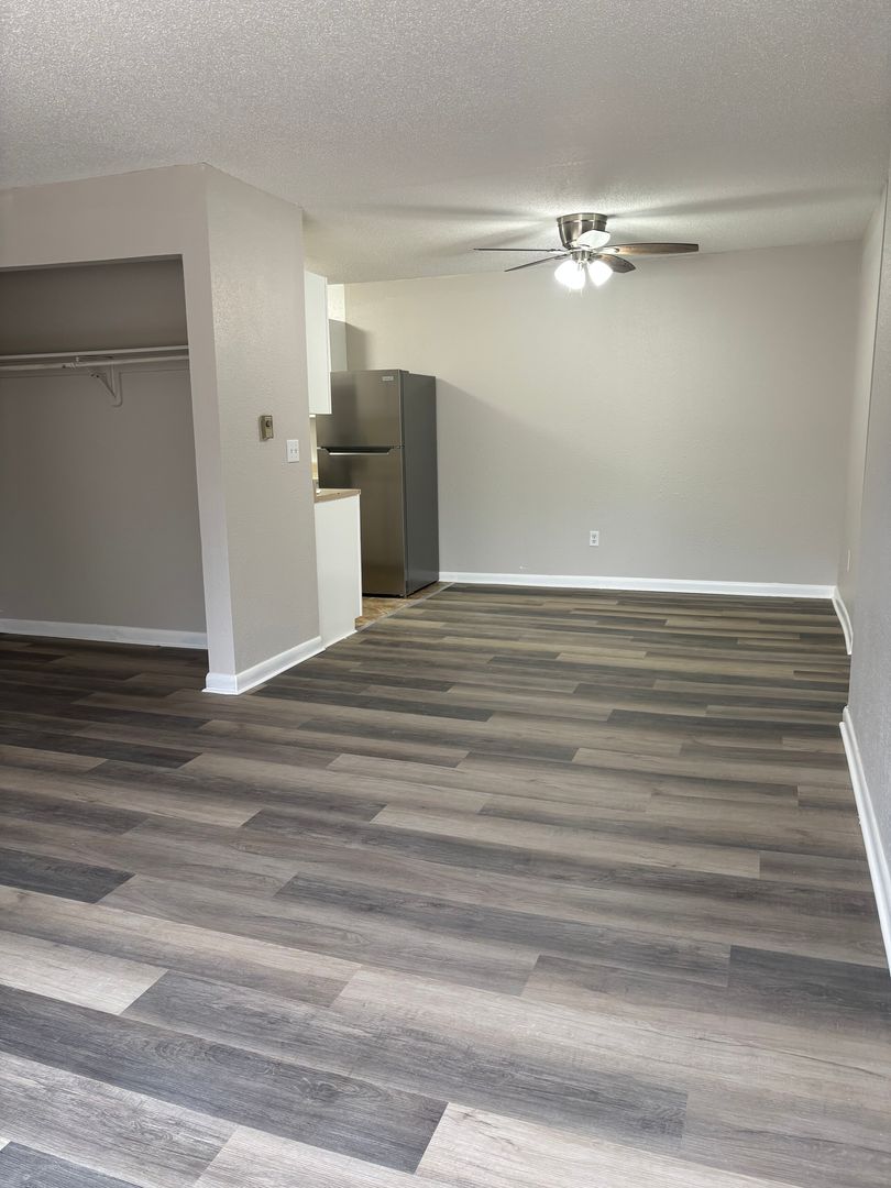 Waterloo Apartment: 405 W Donald St
