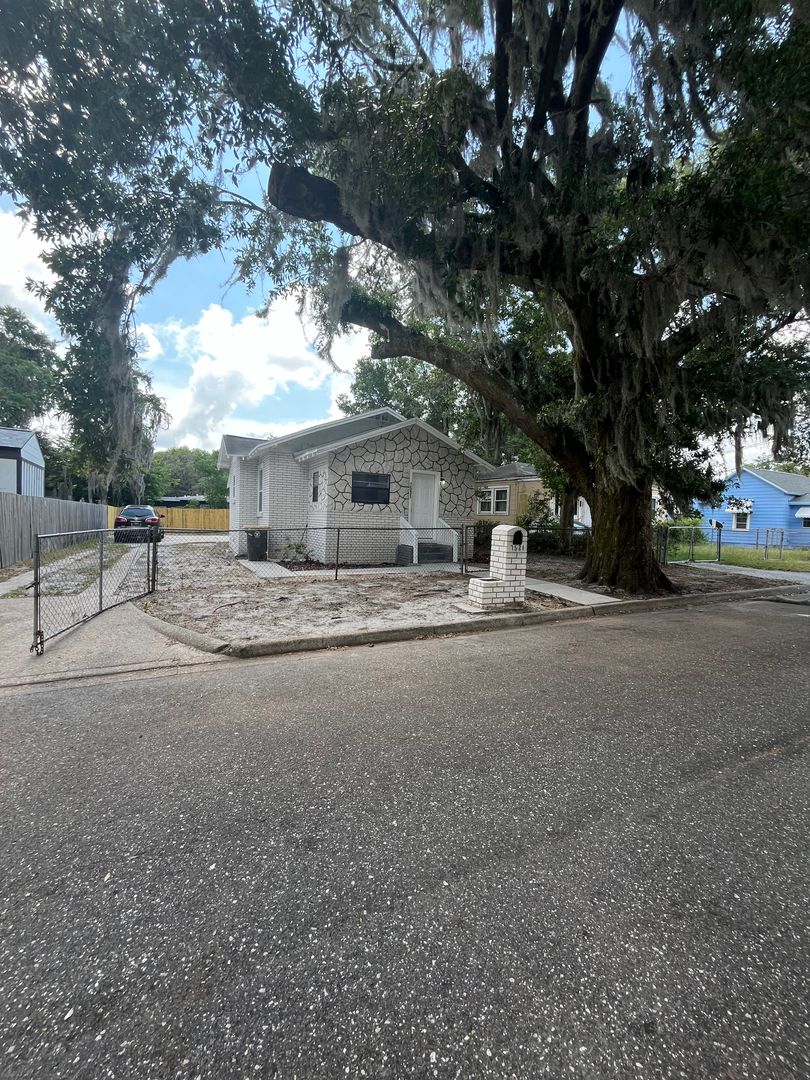 Jacksonville House: 7531 Oakwood Street