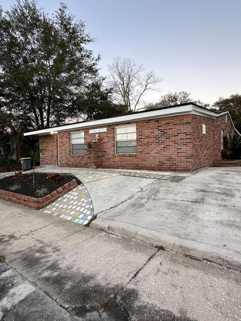Jacksonville House: 4213 Etta Street