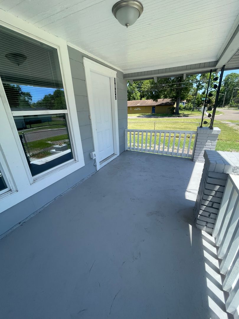 Jacksonville House: 1877 W 4th Street