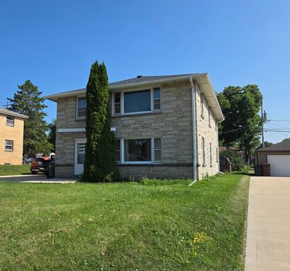 Spacious Three-Bedroom Upper Unit in South Milwaukee – photo 1