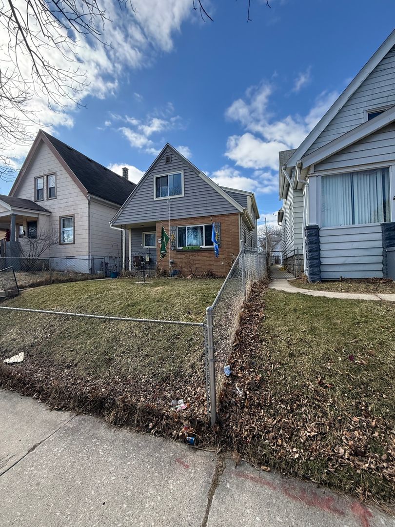 Milwaukee Apartment: 4713-4715 N 35th St