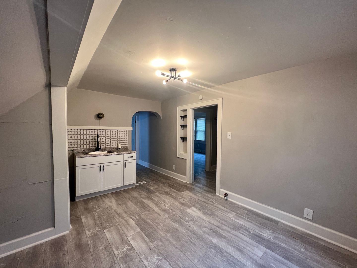 Milwaukee Apartment: 2484 W Chambers St