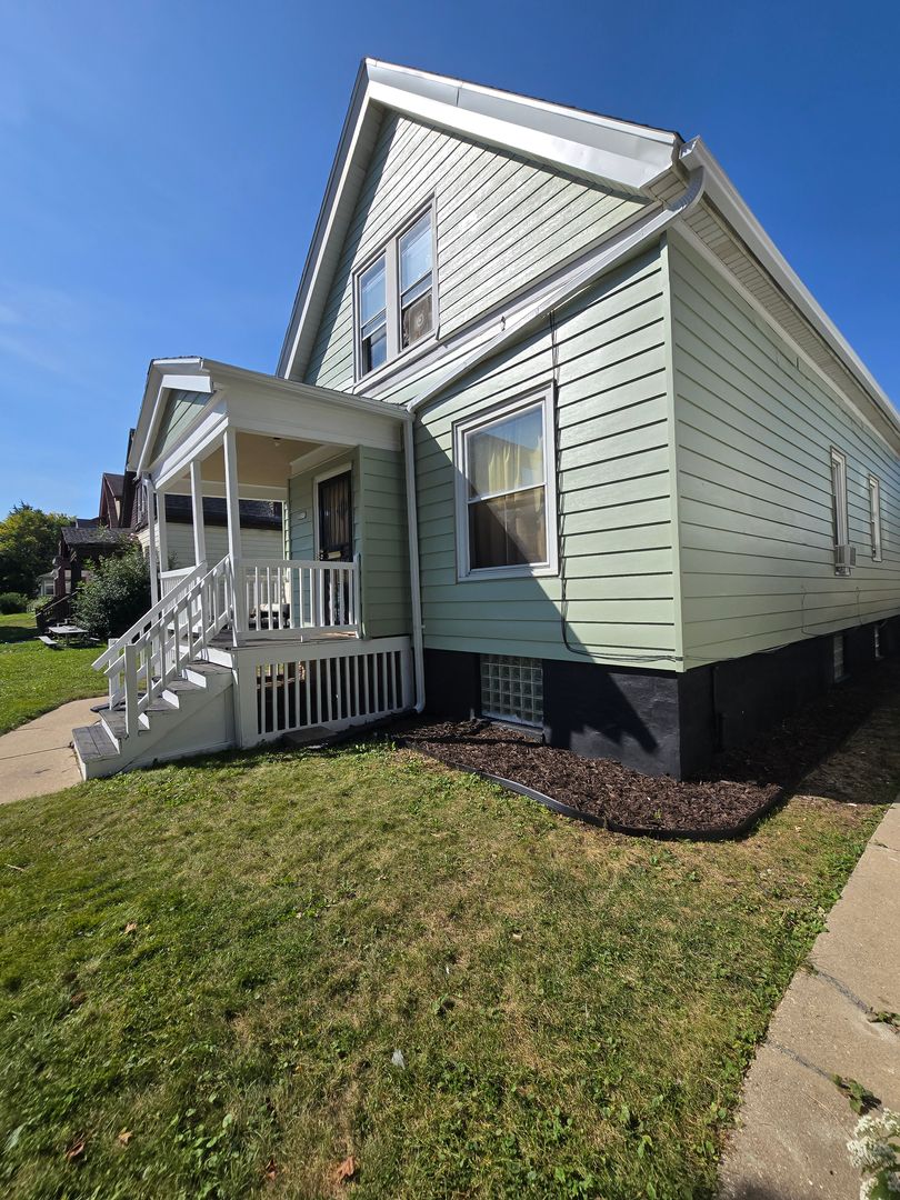 Milwaukee House: 3163 N Palmer St
