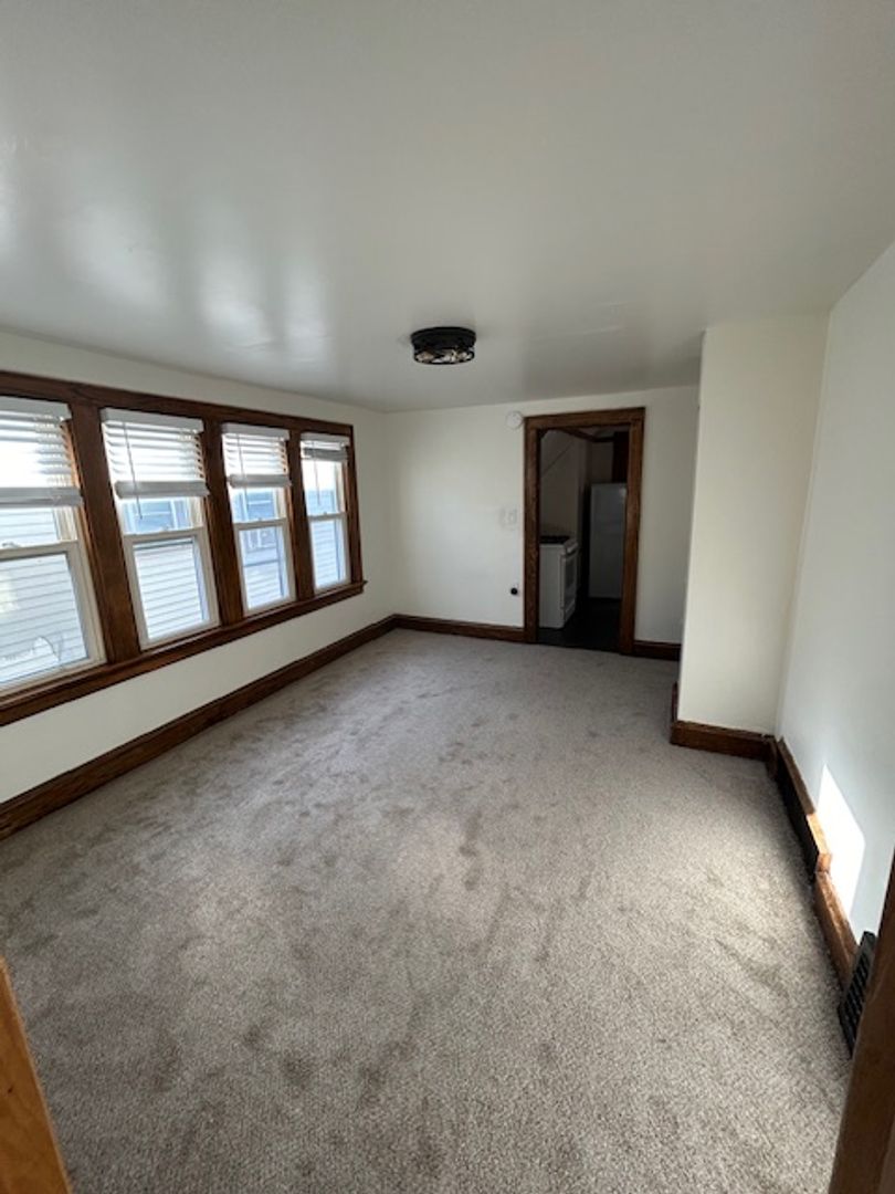 Milwaukee Apartment: 4959 N 38th St