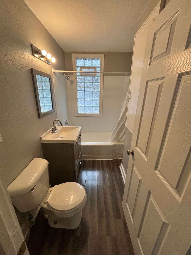 Milwaukee Apartment: 2146 N 35th St