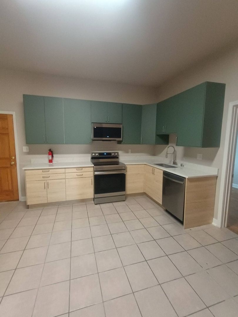 Milwaukee Apartment: 2035-2037 N Buffum St