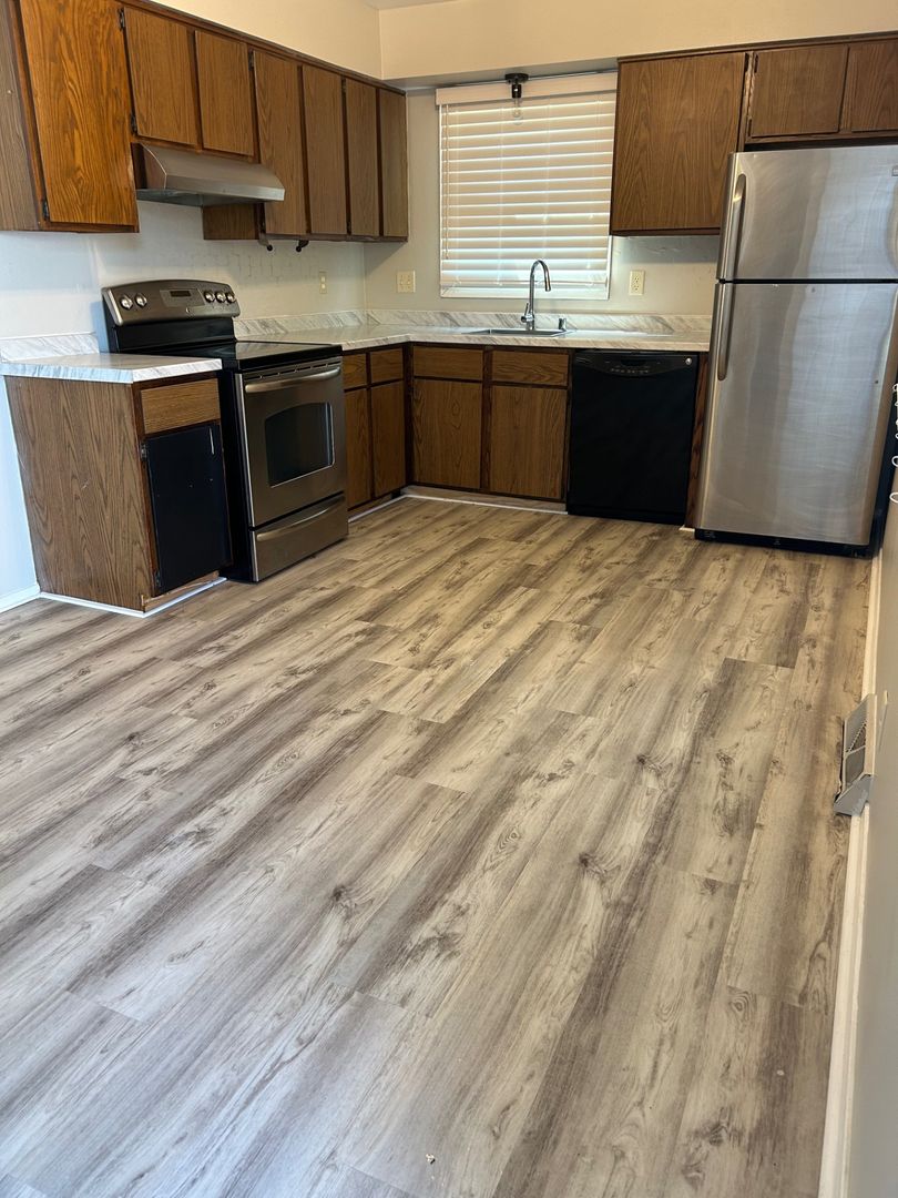 Milwaukee Apartment: 10132 W Jonen St