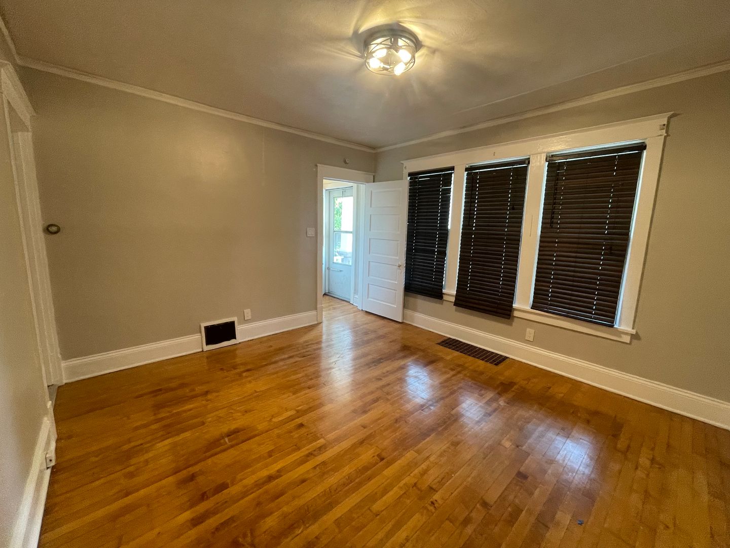 Milwaukee Apartment: 2524 N Weil St