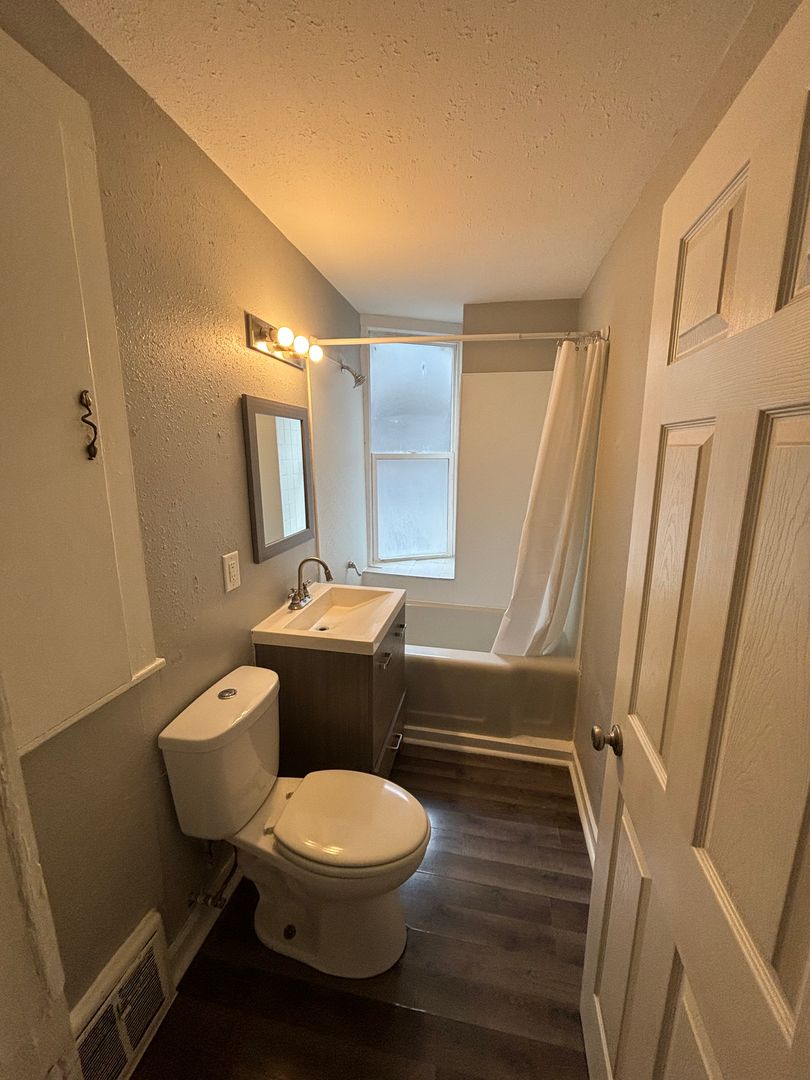 Milwaukee Apartment: 2146 N 35th St