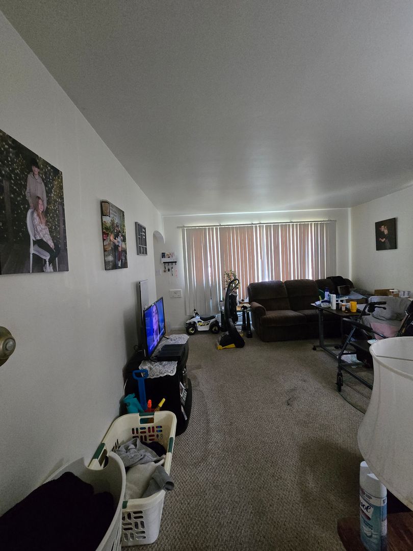 West Allis Apartment: 2239 S 77th St