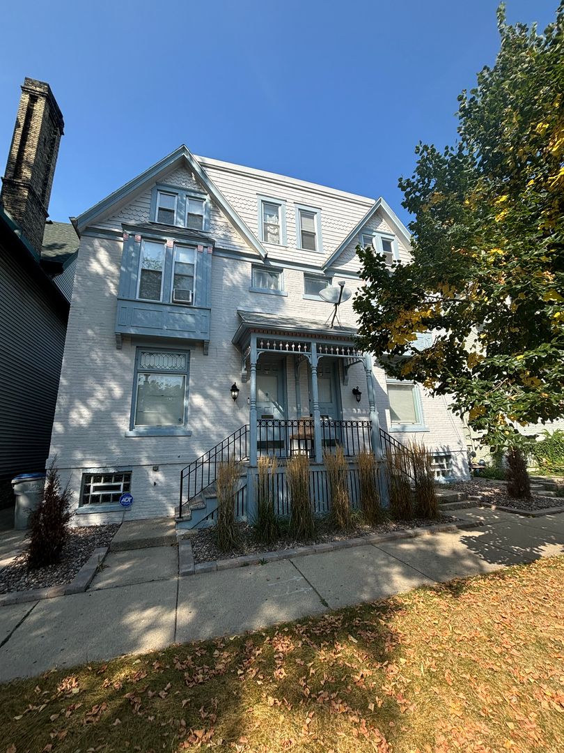 Milwaukee Apartment: 916 E Lyon St