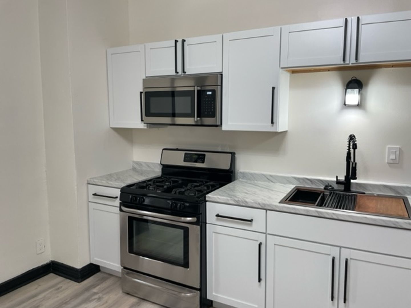Milwaukee Apartment: 633 W Chambers St