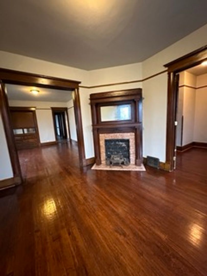 Milwaukee Apartment: 2355 N Hubbard St