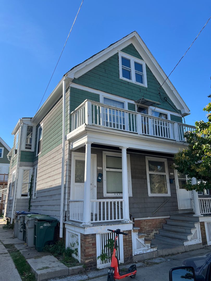 Milwaukee Apartment: 1729 N Warren Ave