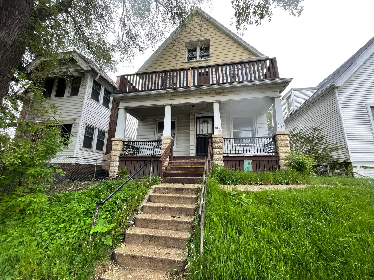 Milwaukee Apartment: 3172 N Holton St