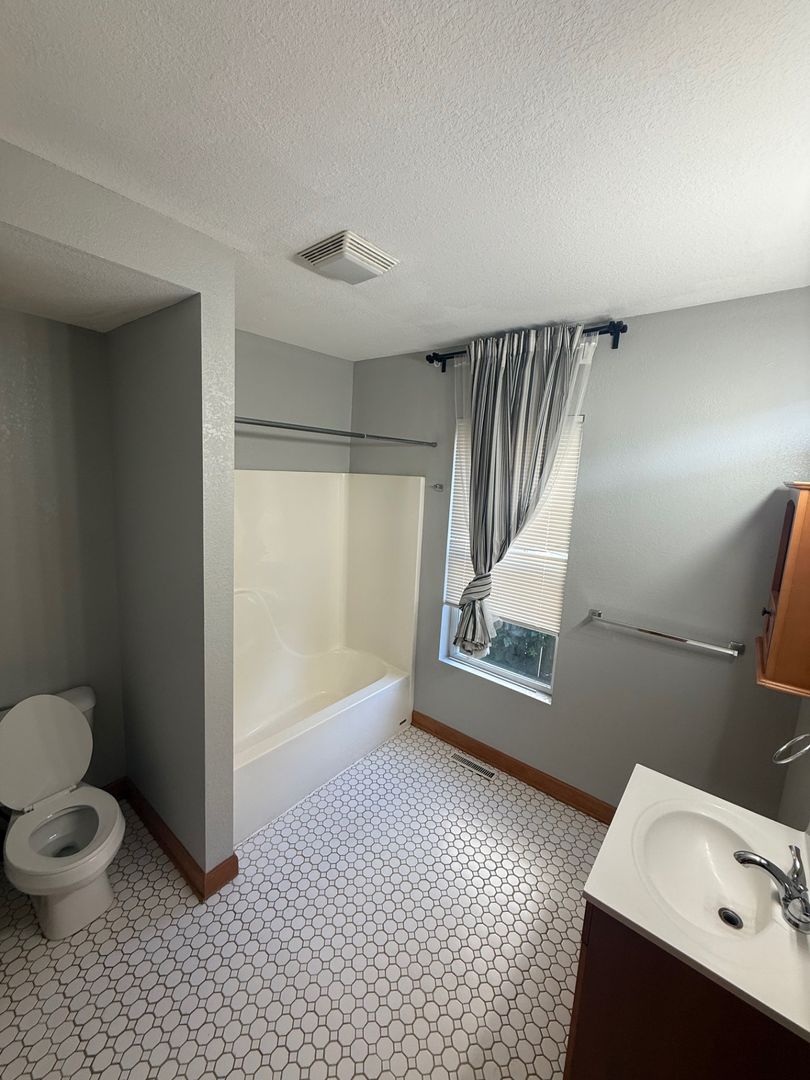 Milwaukee Apartment: 2630 N Bartlett Ave