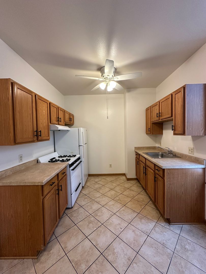 Milwaukee Apartment: 302 E Hadley