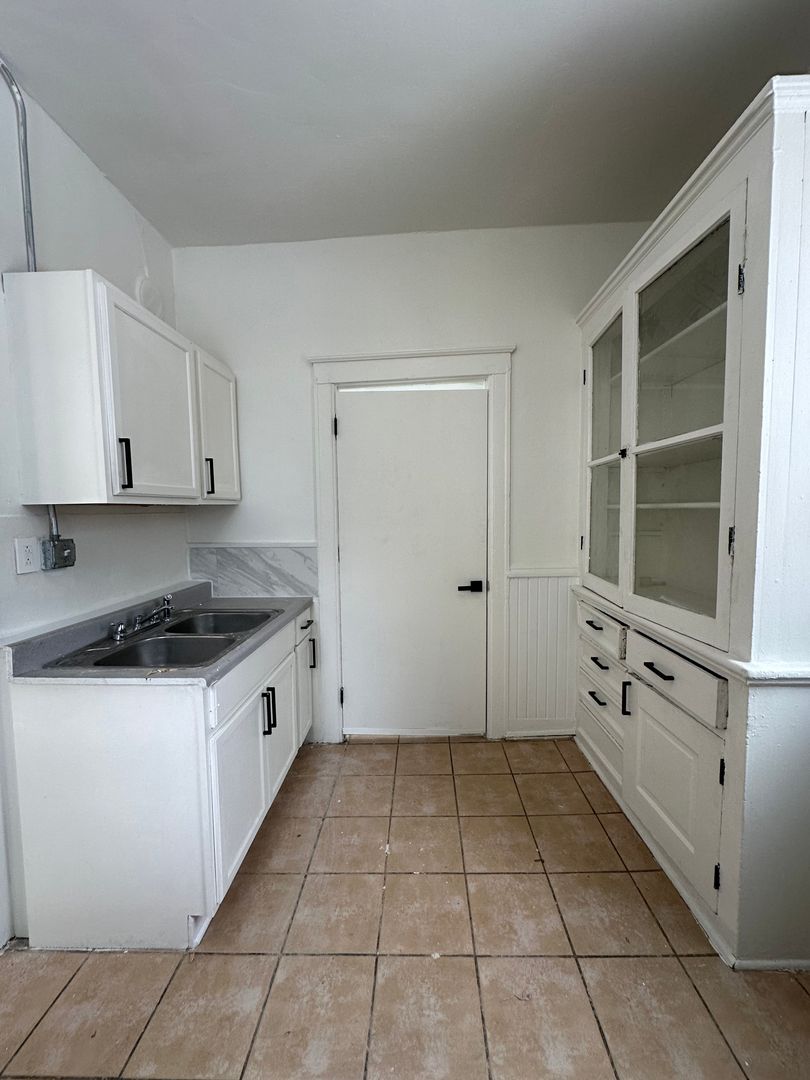 Milwaukee Apartment: 2010-2014 W Pierce St 2014