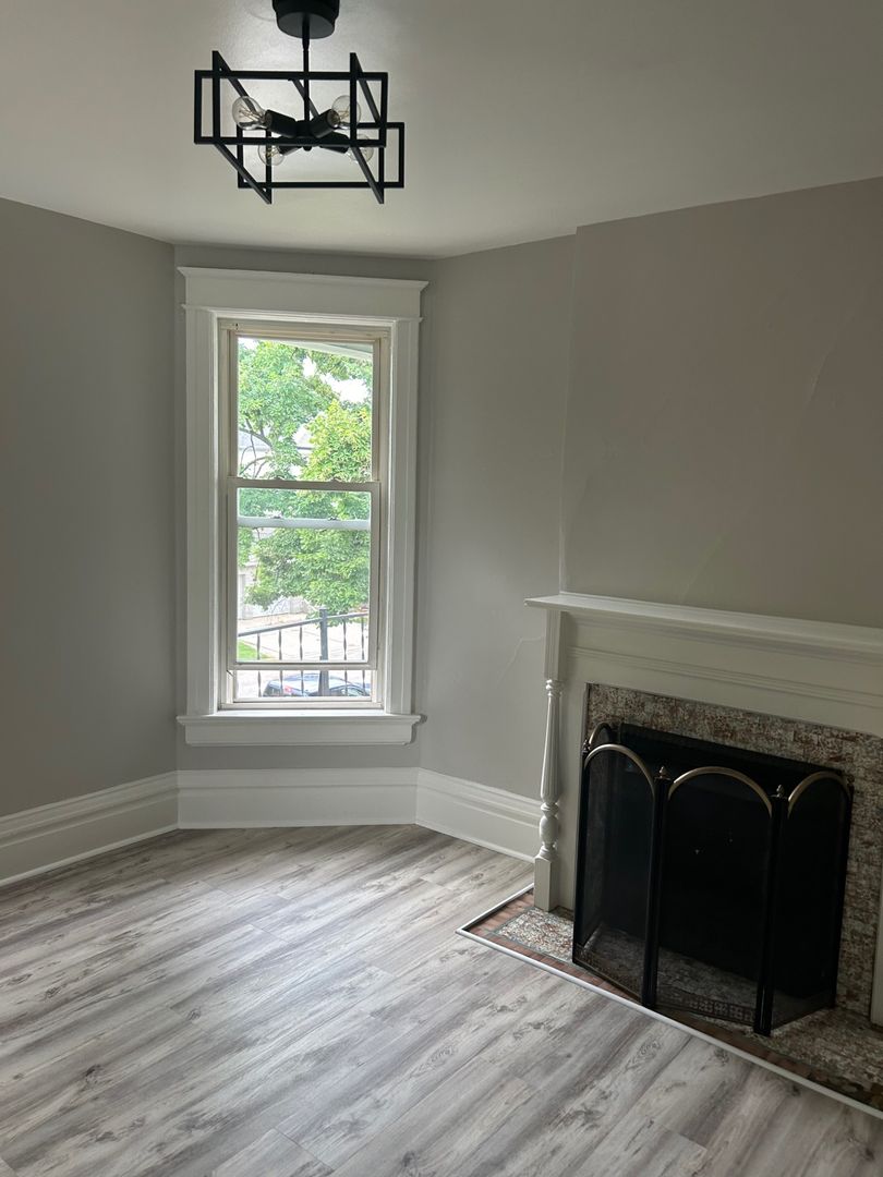 Milwaukee Apartment: 1675 N Marshall St