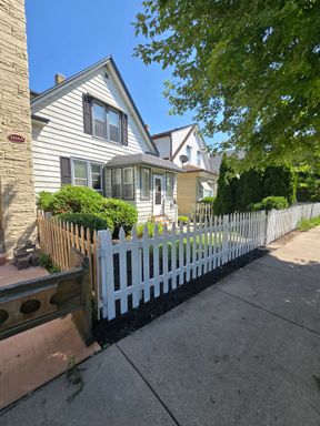 Cozy 2-Bedroom Unit Near Bay View – photo 1
