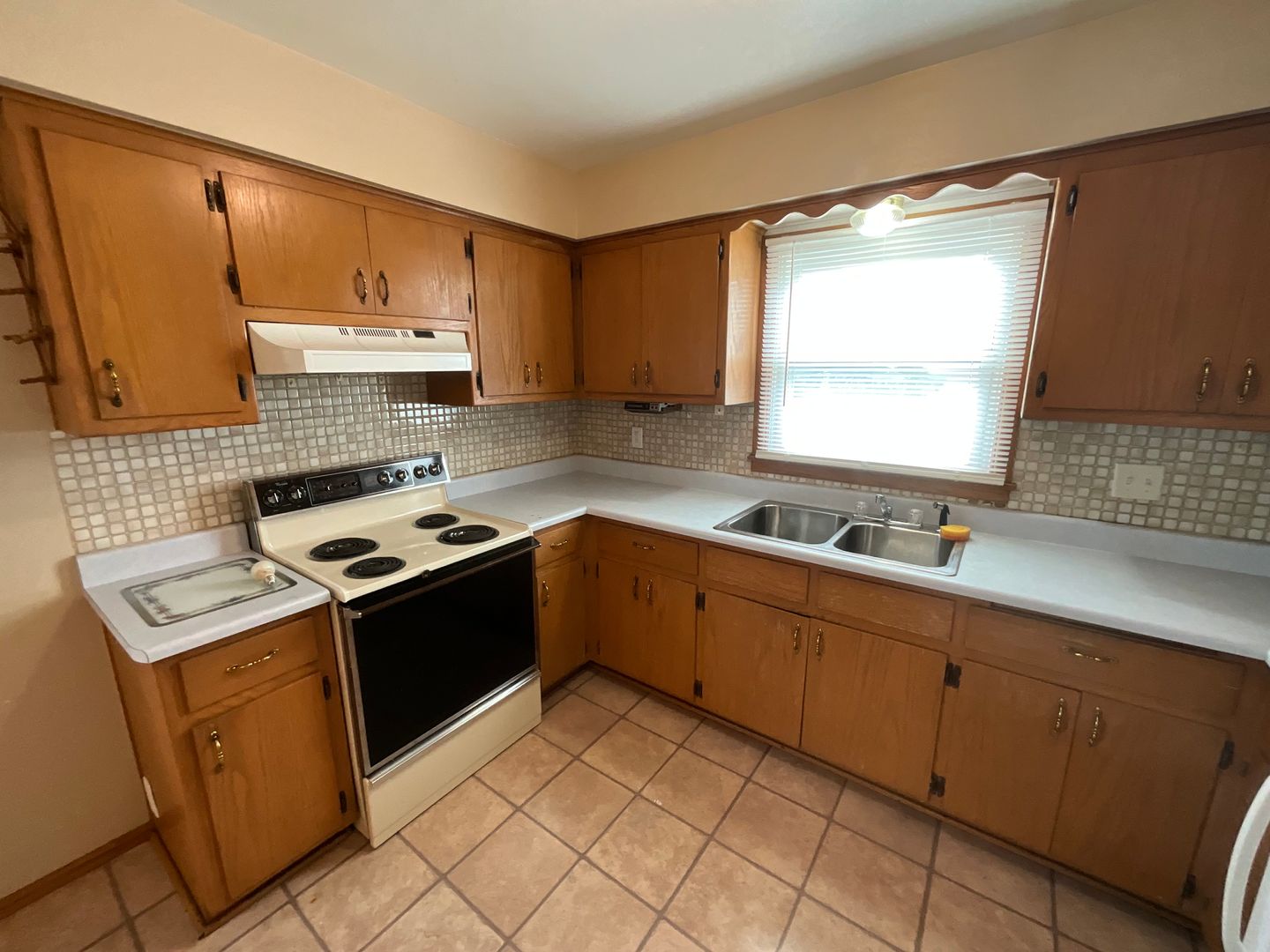 Milwaukee Apartment: 3850 S 75th St