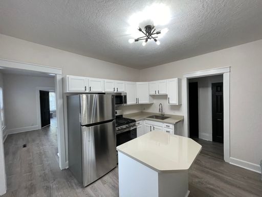 Gorgeous 2 Bedroom on Loyd – photo 1