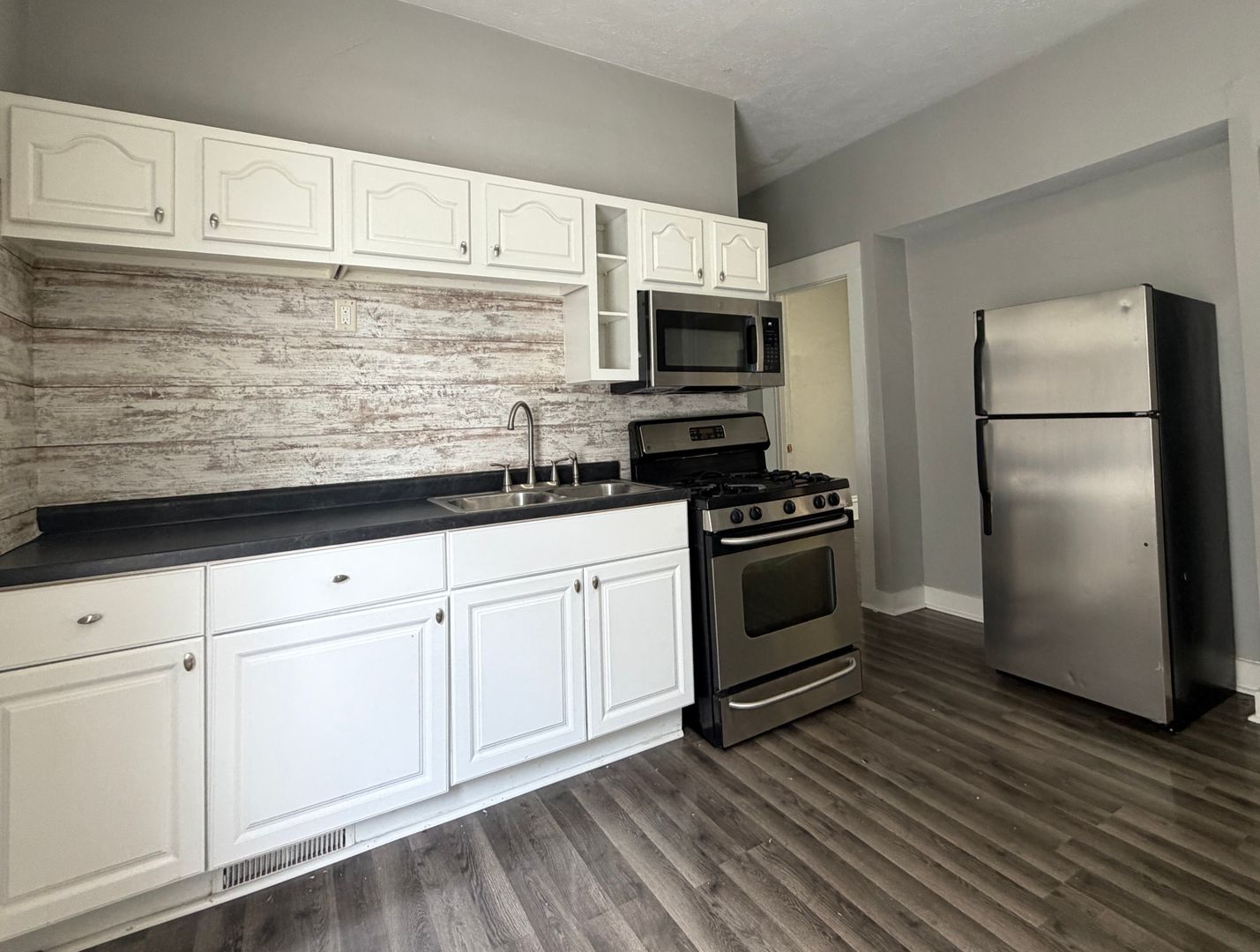 Milwaukee Apartment: 2146 N 35th St