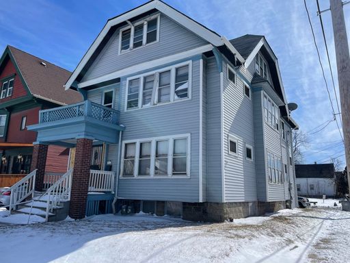 Inviting Upper Unit in Milwaukee – photo 1