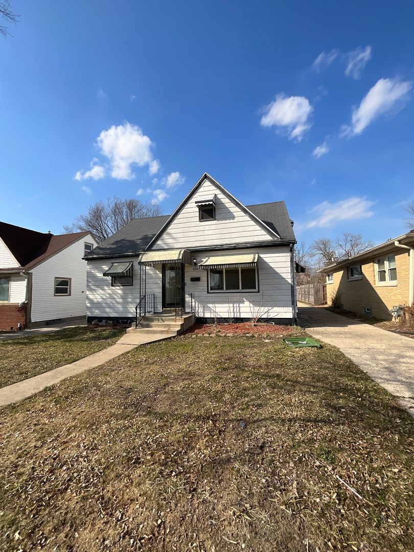 Milwaukee House: 4334 W Eggert Pl