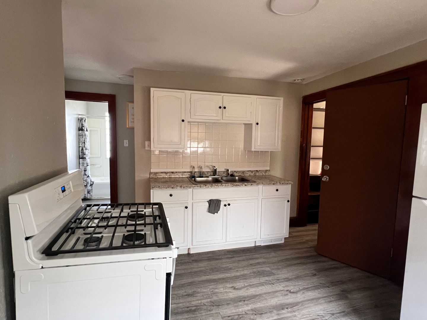 Milwaukee Apartment: 3264 N 37th St