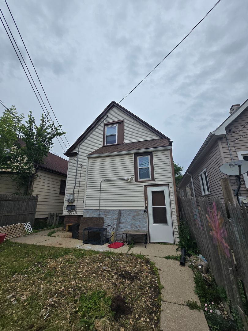 Milwaukee Apartment: 523 E Locust St