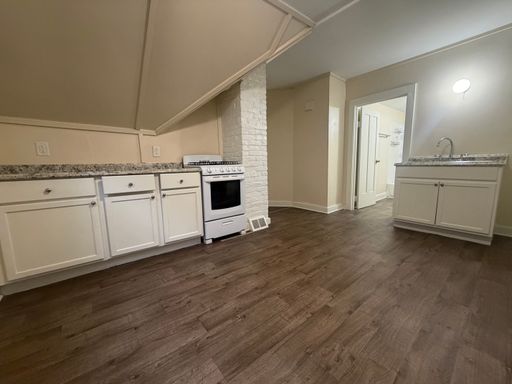 Cozy Two-Bedroom Upper in the Sherman Park Area – photo 1