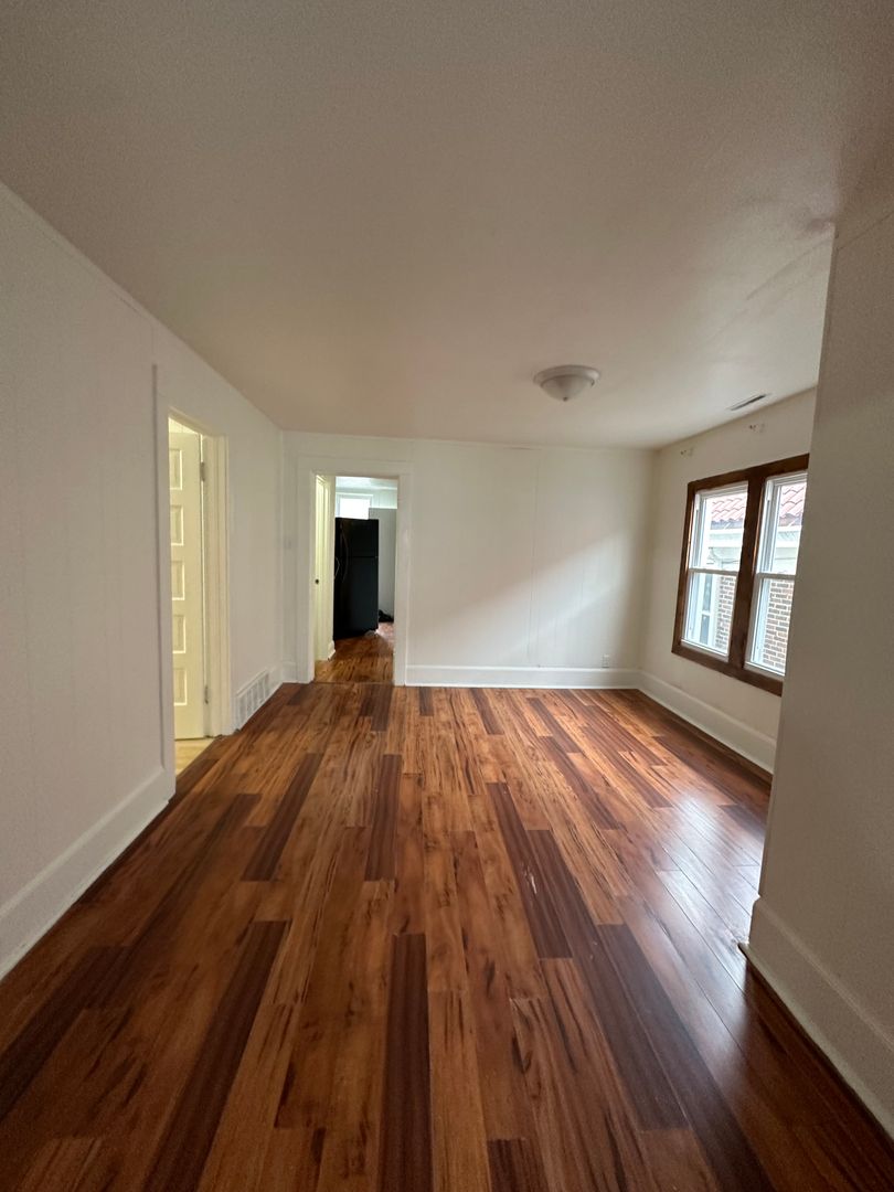 Milwaukee Apartment: 2804 W Lincoln Ave