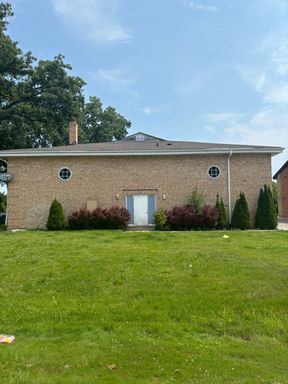 Welcoming One-Bedroom Apartment in the Little Menomonee Parkway Area – photo 1