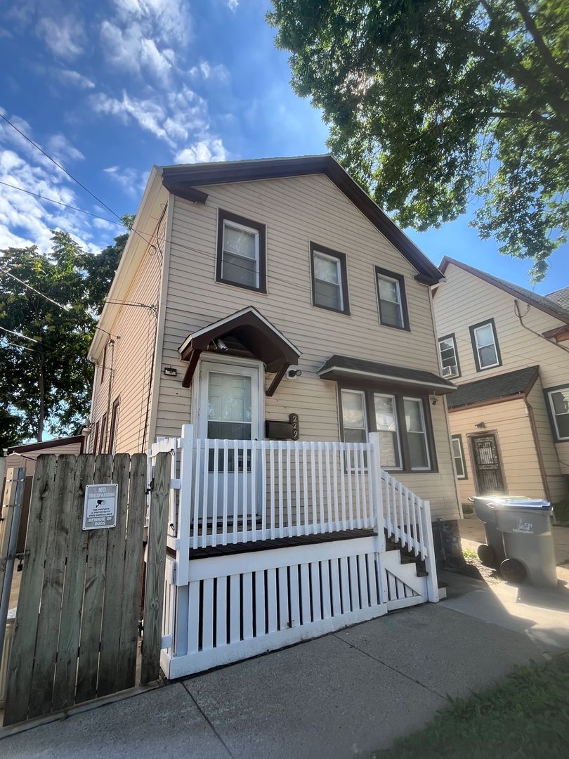 Milwaukee House: 229 W Orchard St
