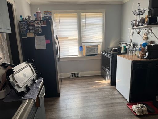 Bright and Spacious Two-Bedroom Lower Residence in West Allis – photo 1
