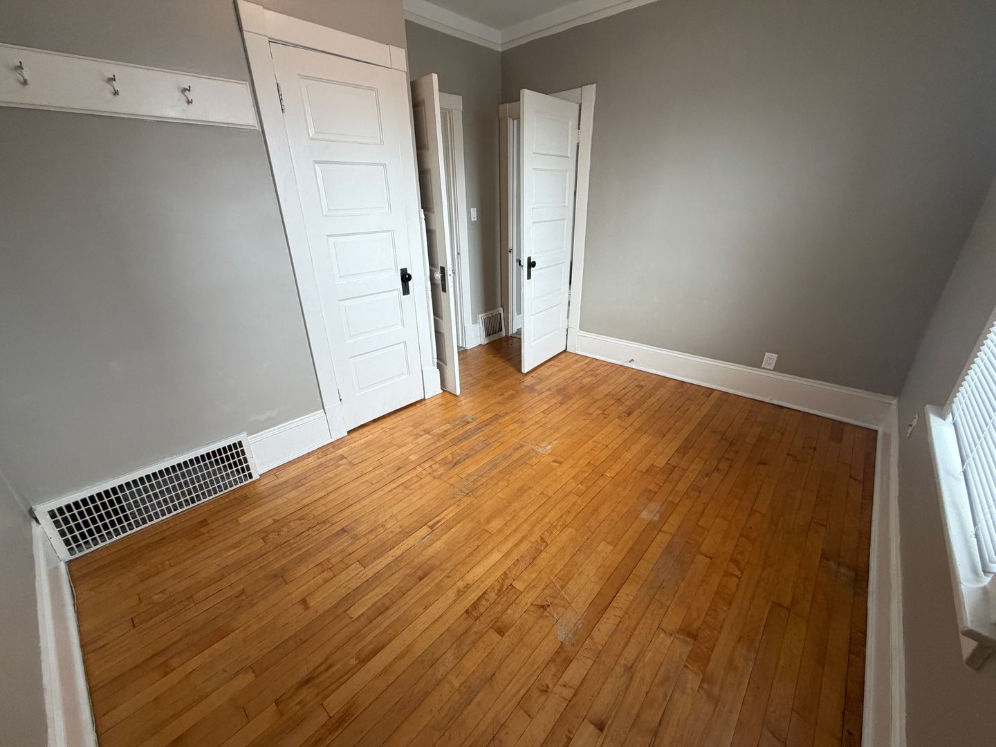 Milwaukee Apartment: 1729 N Warren Ave