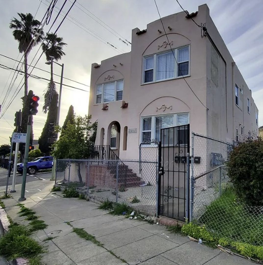 Oakland Apartment: 2401 14th Ave