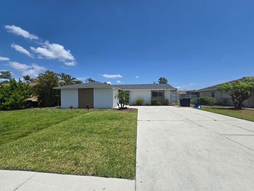 3/2 Annual Rental - Fenced in yard! Pet Friendly – photo 1
