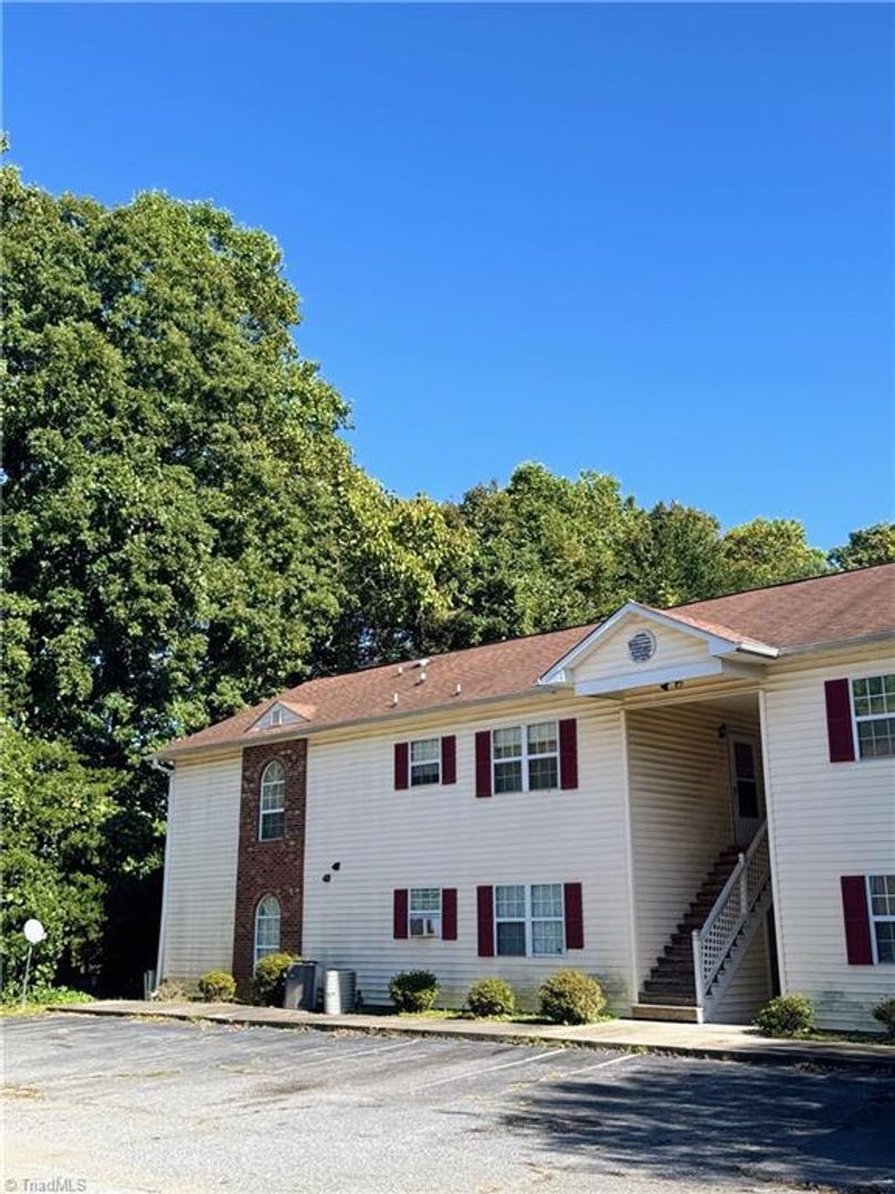 High Point Apartment: 1806-C Woods Lane